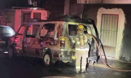 Arde su vehículo tras accidente en la Bellavista… matrimonio resultó con lesiones
