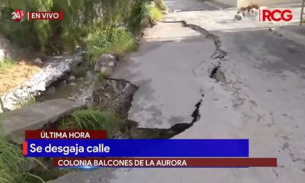 Aguas negras y calle hundida tras lluvias en colonia Balcones de la Aurora