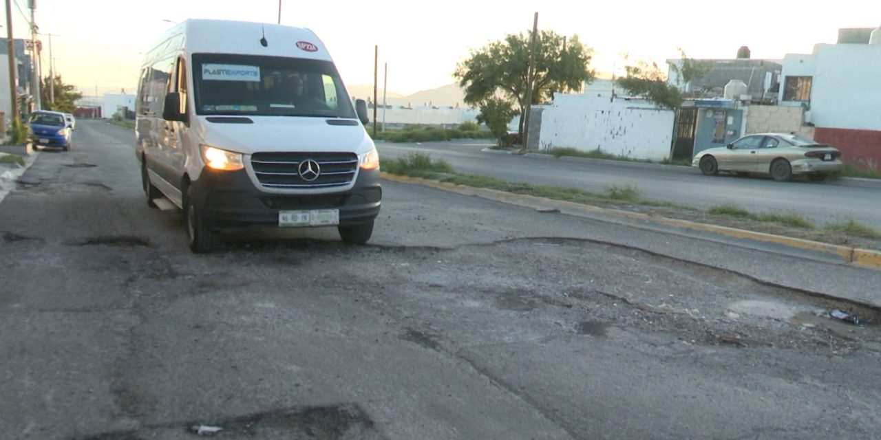 Tremendo bache en bulevar Cedros de la colonia Nuevo Mirasierra