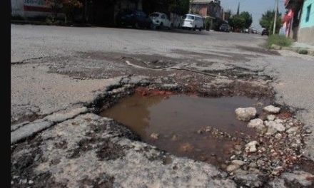 Intransitable la calle Hebreos por la cantidad de baches
