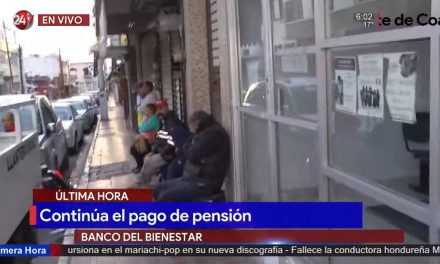 Abuelitos hacen fila desde las 5 de la mañana para recibir su pensión