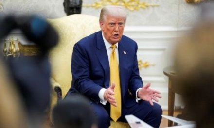 Trump fue informado sobre su aparición en documentos de Epstein, según WSJ