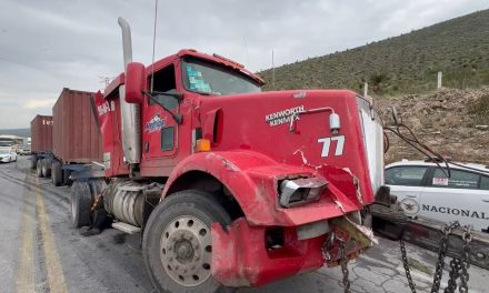 Impacta camión de carga a autobús de pasajeros
