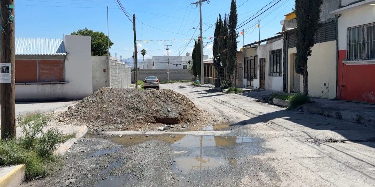 Obstruye montón de arena la circulación en Saltillo