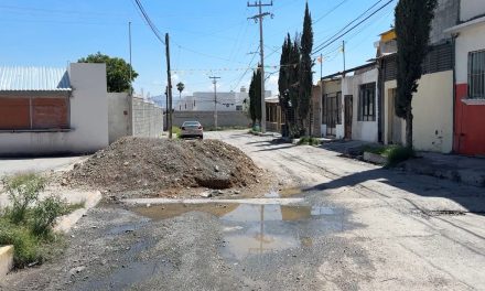 Obstruye montón de arena la circulación en Saltillo