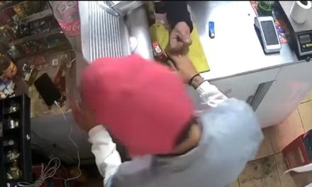 Empleado frustra asalto con machete en tienda de Tultitlán, Edomex