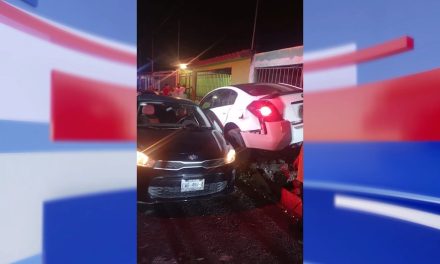 Choca conductor con carro estacionado en Saltillo