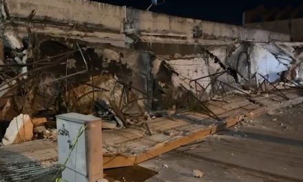 Colapsa techo de plaza comercial en Saltillo la noche del viernes