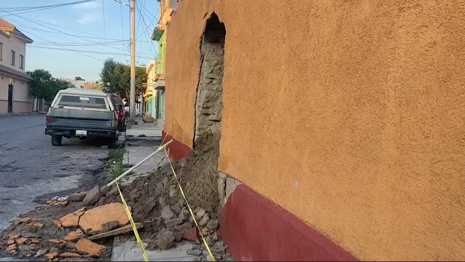 Saltillo: Colapsa la pared de una casa el inmueble se encuentra en riesgo.
