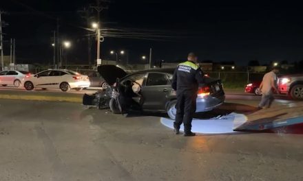 Conductor ebrio impacta su vehículo en el Periférico de Saltillo