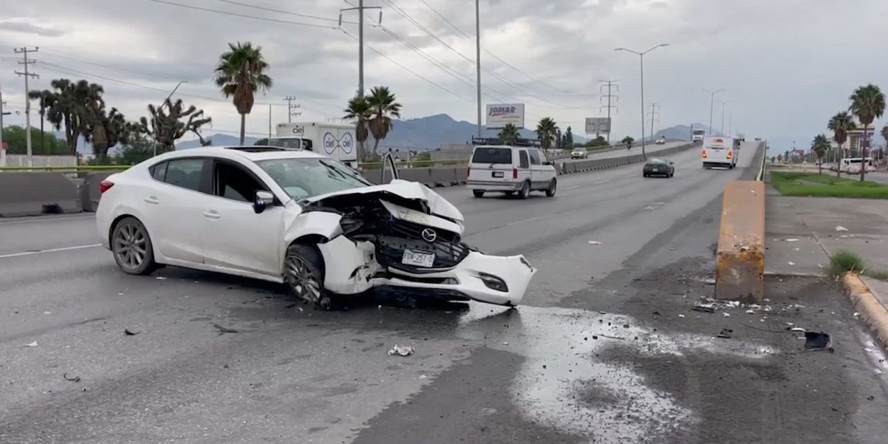 Conductor se queda dormido y choca contra la base de un puente en Saltillo