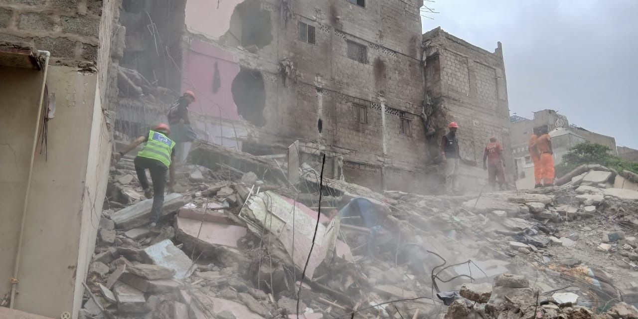 Derrumbe en edificio en Pakistán deja al menos 27 muertos