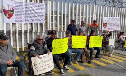 Se manifiestan jubilados de Pemex piden mejoría en servicio médico