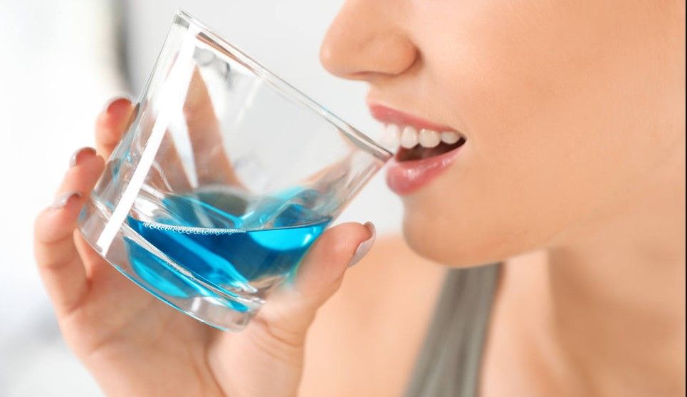 No se recomienda usar enjuague bucal; puede causar daños a la salud