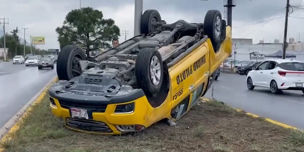 Espectacular volcadura en bulevar Emilio Arizpe deja cuantiosos daños materiales