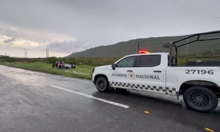 Familia sale ilesa de volcadura en la carretera Saltillo-Torreón