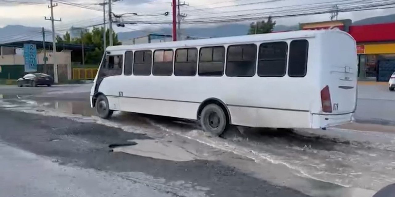 Gran bache destruye un carril del bulevar Jesús Valdez Sánchez