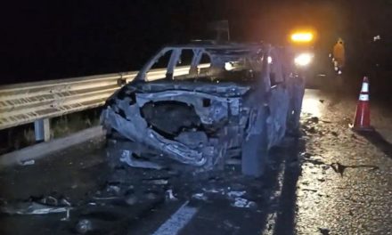 Incendio consume vehículo en el Libramiento Norponiente