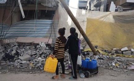 Misil israelí impacta en un centro de reparto de agua en Gaza y mata a seis niños