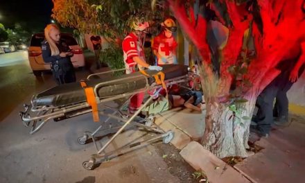 Joven se desvanece en la vía pública por aparente intoxicación en calles del centro de Saltillo