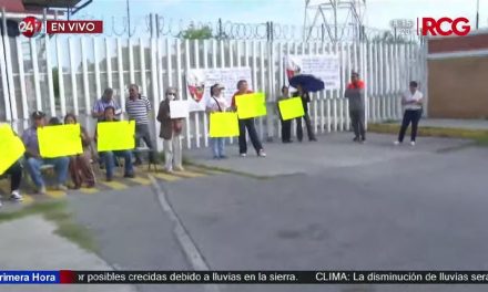Jubilados realizan manifestación en instalaciones de Pemex Saltillo