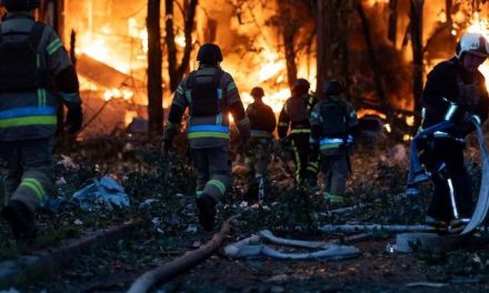 Ataque ruso deja 23 heridos y múltiples incendios en Kiev