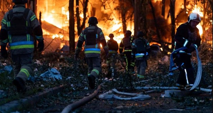Ataque ruso deja 23 heridos y múltiples incendios en Kiev
