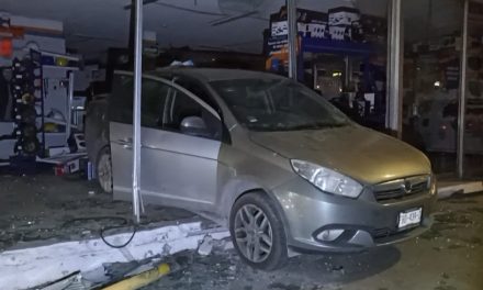 Hombre pisa el acelerador para alcanzar el  ‘verde’ y termina adentro de tienda en Saltillo
