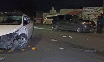 Ebrio no pudo frenar a tiempo y se estrella contra camioneta que esperaba el verde en Saltillo