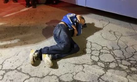 Saltillo: Motociclista se vuela el semáforo y termina lesionado