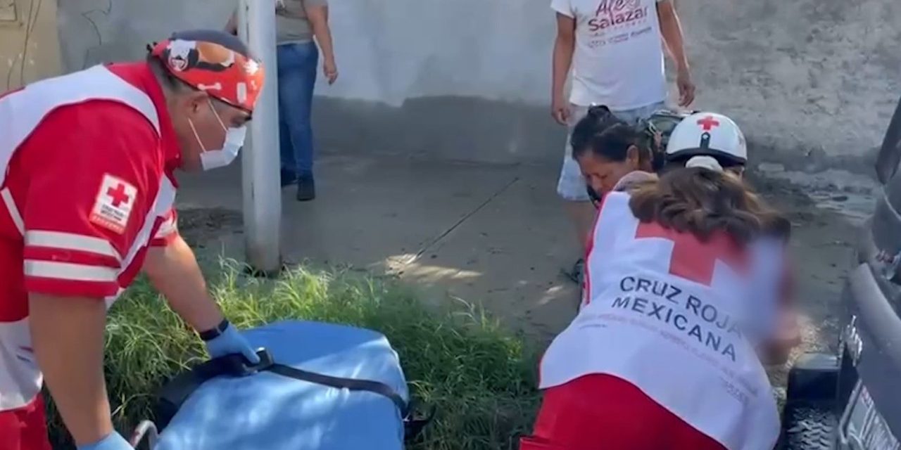Mujer resulta herida tras ser golpeada por unos cables derribados por camioneta en Saltillo