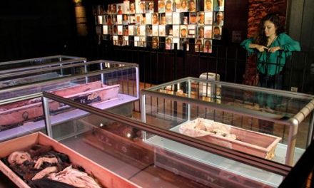 Visitan el Museo de las Momias pensionados y jubilados