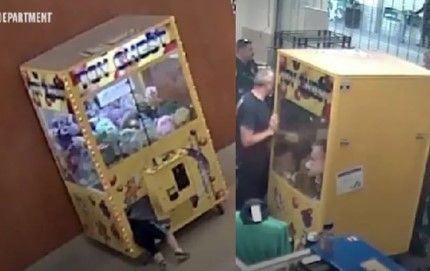 Niño quería agandallar y termina atrapado en una máquina de peluches (video)