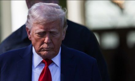 Trump es diagnosticado con insuficiencia venosa crónica, pero se mantiene en buen estado de salud