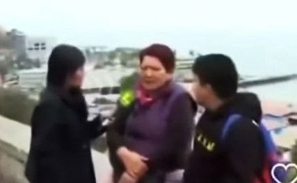 Abuelita lleva a su nieto a la playa de Perú… era para conocer su primer tsunami