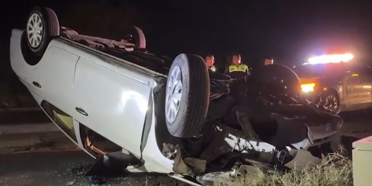 Poste apareció en su camino y ebrio terminó volcando su auto en la Saltillo 2000