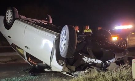 Poste apareció en su camino y ebrio terminó volcando su auto en la Saltillo 2000