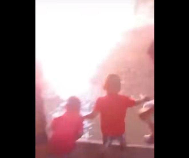 Video: Rayo impacta un árbol muy cerca de unos niños en Monclova