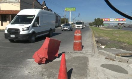 Reparan socavón en Fundadores que causó varios accidentes