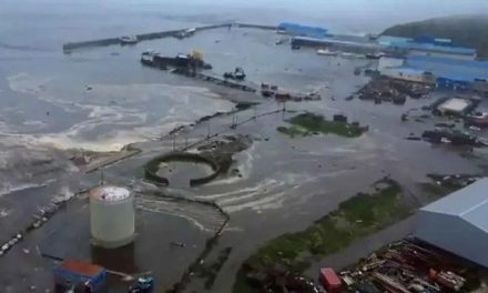 Sumergidos bajo el agua; así terminaron algunos edificios por el tsunami en Rusia