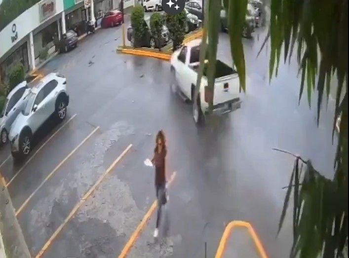 Mujer se salva por segundos de ser atropellada por camioneta fuera de control en Monterrey