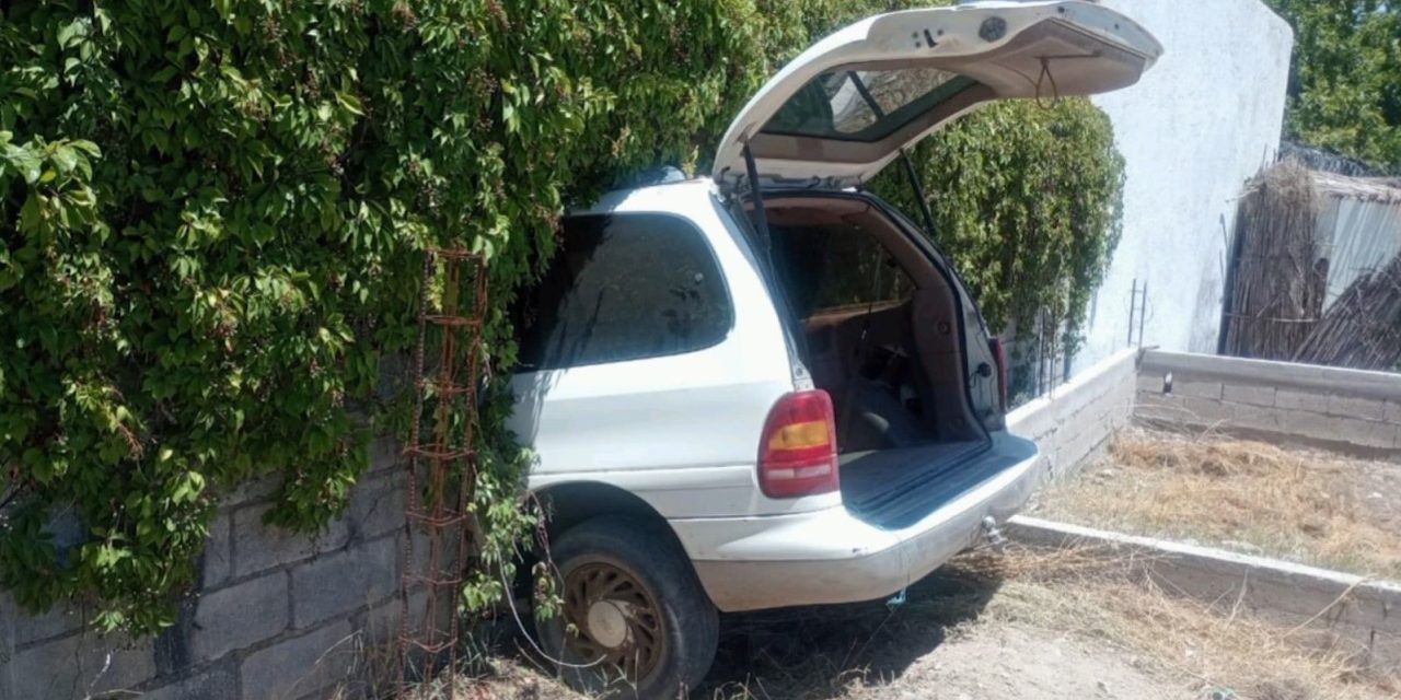 Se le va la camioneta a fontanero, tumbó parte de un muro y entró a una propiedad en Parras