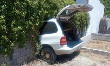 Se le va la camioneta a fontanero, tumbó parte de un muro y entró a una propiedad en Parras