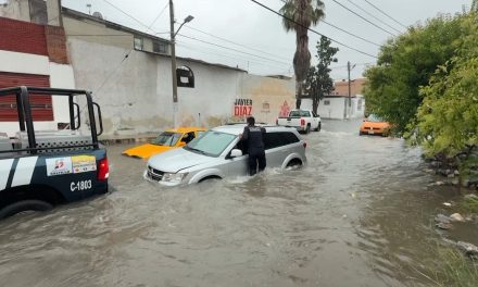 Saltillo: Se queda en medio de la corriente en la colonia Chapultepec