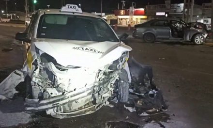 Saltillo: Taxista ebrio provoca accidente, ignoró la luz roja en el semáforo