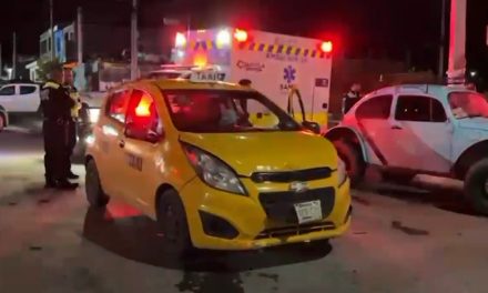 Taxista provoca accidente por ignorar alto en Saltillo