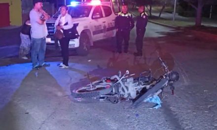 Saltillo: Termina en el hospital tras accidente; motociclista habría invadido carril
