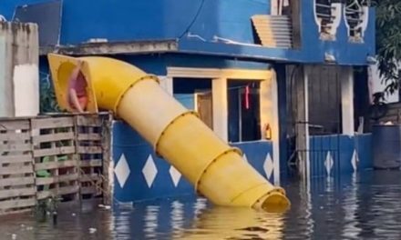 Niños en Tampico aprovechan inundación para colocar un tobogán (video)