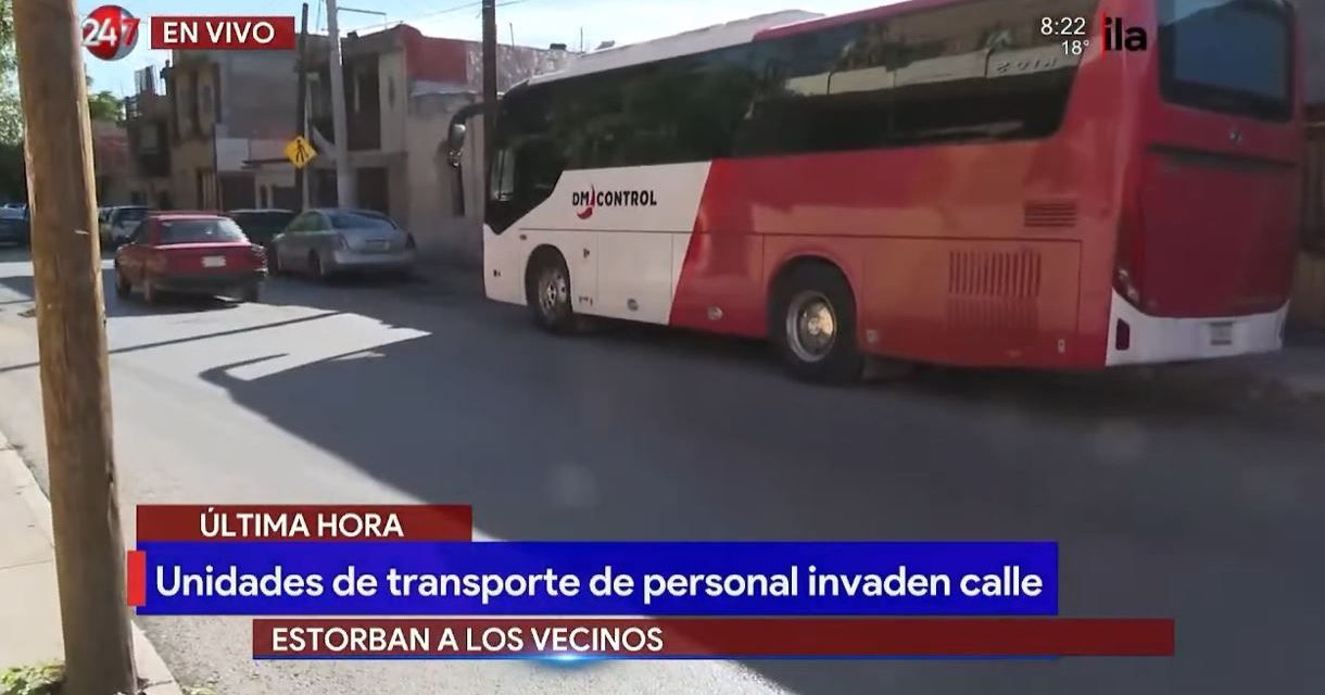 Saltillo: Transportes de personal usan calle del Centro Histórico como estacionamiento