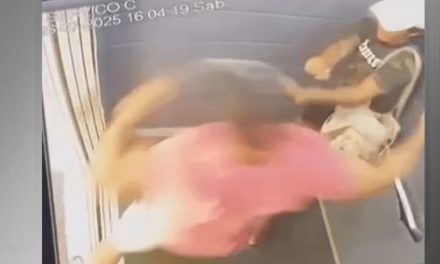 Video: Exbasquetbolista es arrestado por brutal agresión a su pareja en un ascensor